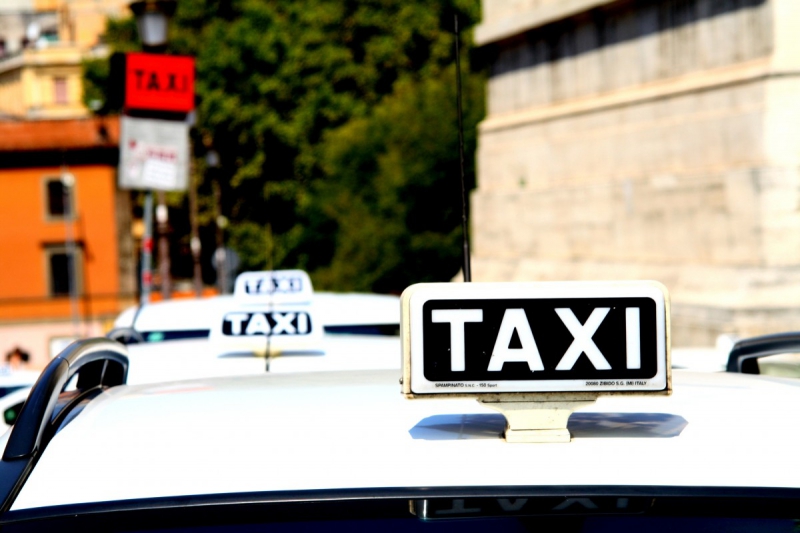 taxis-LE BAR SUR LOUP-min_taxi_auto_rome_road_white-1051610